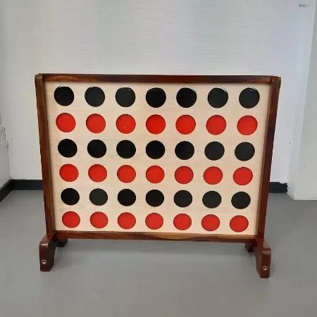 Puissance 4 géant en bois avec pions rouges et noirs