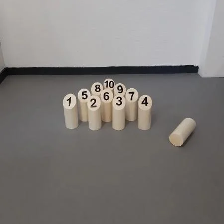 Jeu de quilles finlandaises (mölkky) en bois, quilles numérotées et lanceur
