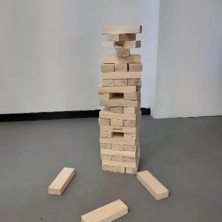 Tour de blocs en bois géante, jeu d’équilibre