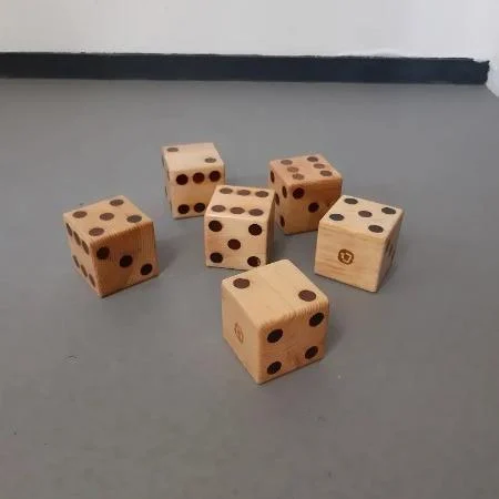 Six dés géants en bois
