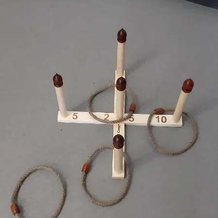 Jeu d’anneaux en bois à lancer sur des piquets