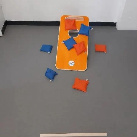 Cornhole : planche orange et sacs de lancer bleus et orange