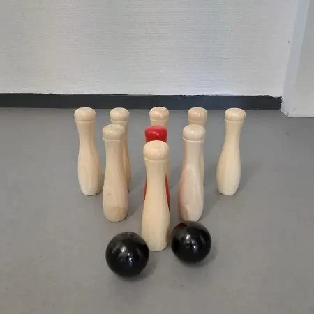Jeu de quilles en bois avec deux boules noires