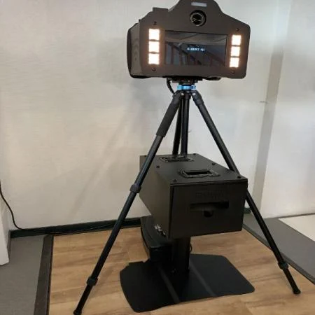 Borne photo hybride noire sur trépied avec imprimante intégrée