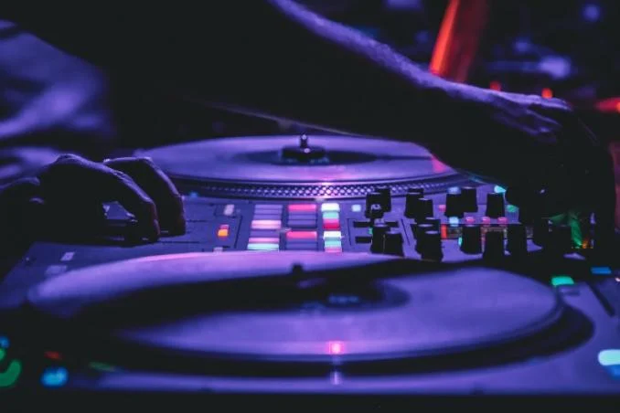Platines vinyle de DJ sous un éclairage violet