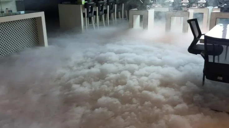Nappe de fumée lourde recouvrant le sol d’une salle