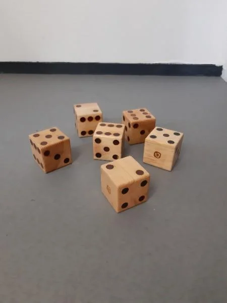 Dés géants en bois posés au sol