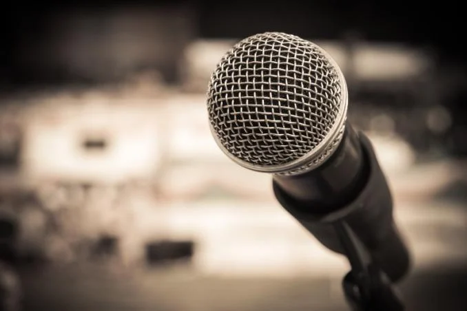 Microphone sur pied en gros plan