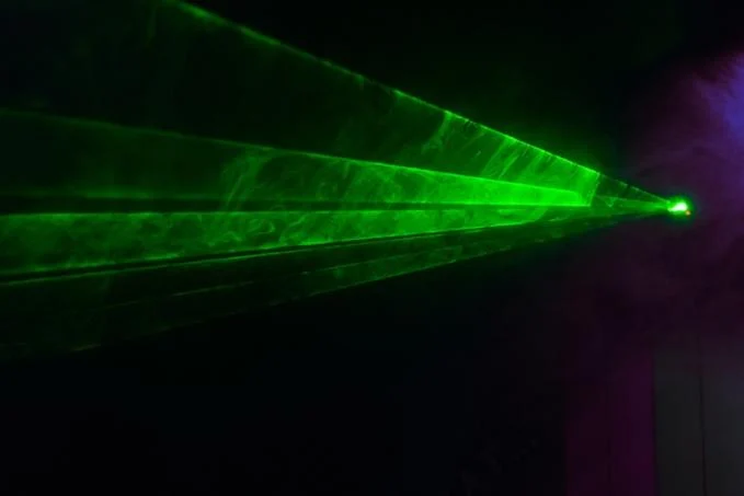 Faisceau laser vert dans l’obscurité