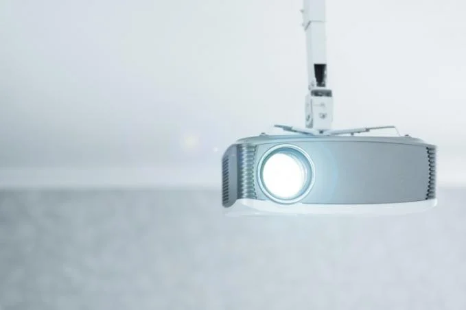 Vidéoprojecteur fixé au plafond