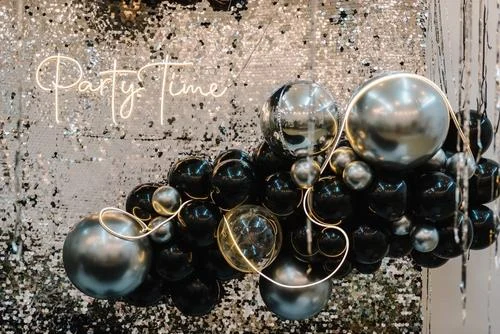 Décor de fête avec ballons noirs et argentés et inscription « Party Time »