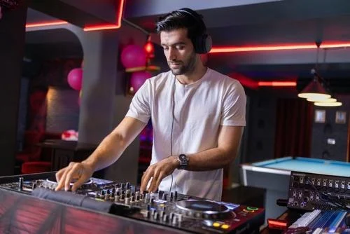 DJ mixant sur une table de mixage dans un bar