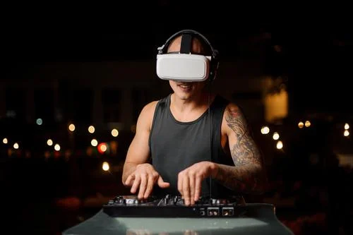 DJ portant un casque de réalité virtuelle derrière un contrôleur de mixage