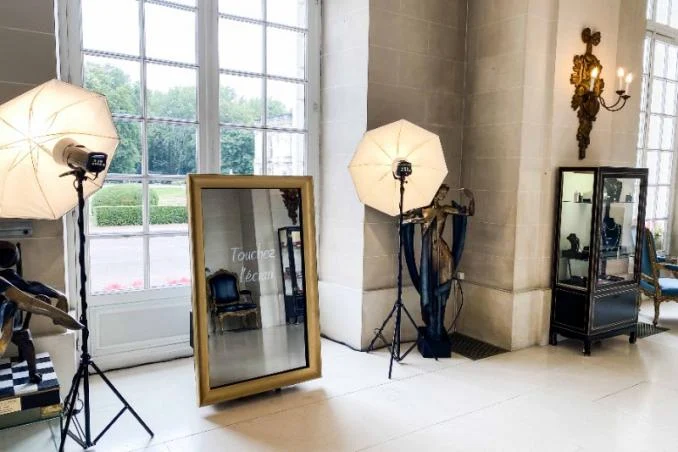 Photobooth miroir à cadre doré et ses éclairages dans un salon de réception